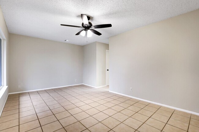 Building Photo - ***MOVE-IN SPECIAL: TWO WEEKS FREE***Single-Story Retreat with Versatile Spaces in Established Ne...