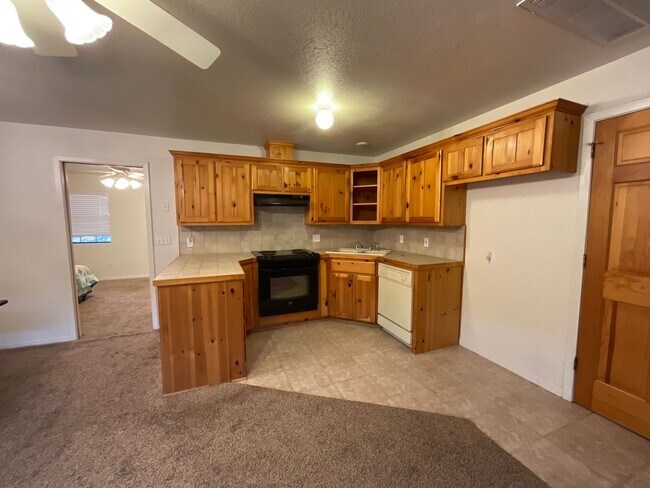 Building Photo - Gorgeous 2 Bedroom, 2 1/2 Bath Home  with BONUS room in Sunrise Beach, TX.