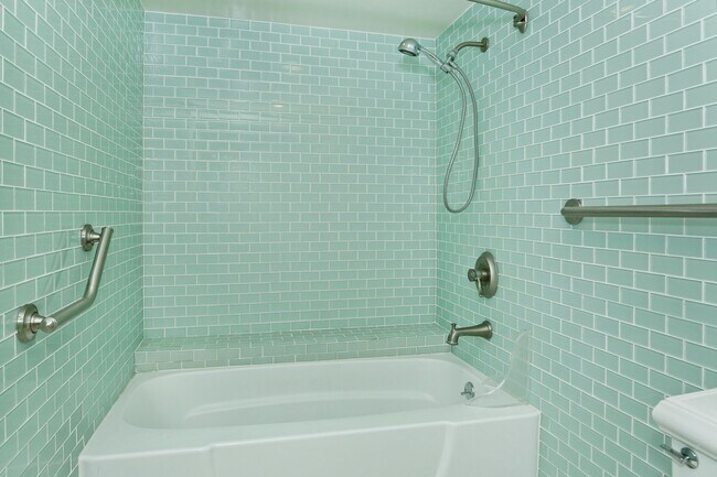 Building Photo - Comfortable Living in the Heart of Honolul...