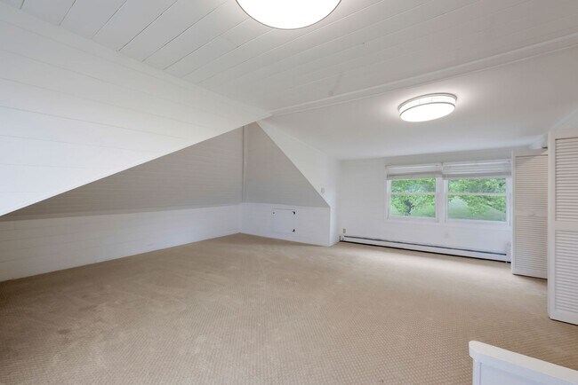 Building Photo - Awesome 3BE/2BA ranch style home in the We...