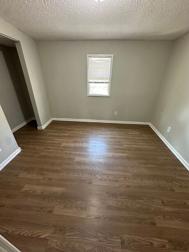 Building Photo - 3 bedroom 1.5 bathroom