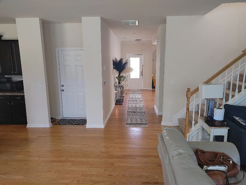 Building Photo - Room in House on Green Birch Dr