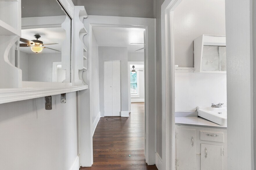 Building Photo - 1023 W 37th St