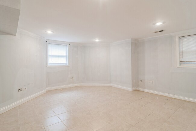 Building Photo - 4244 W Wrightwood Ave