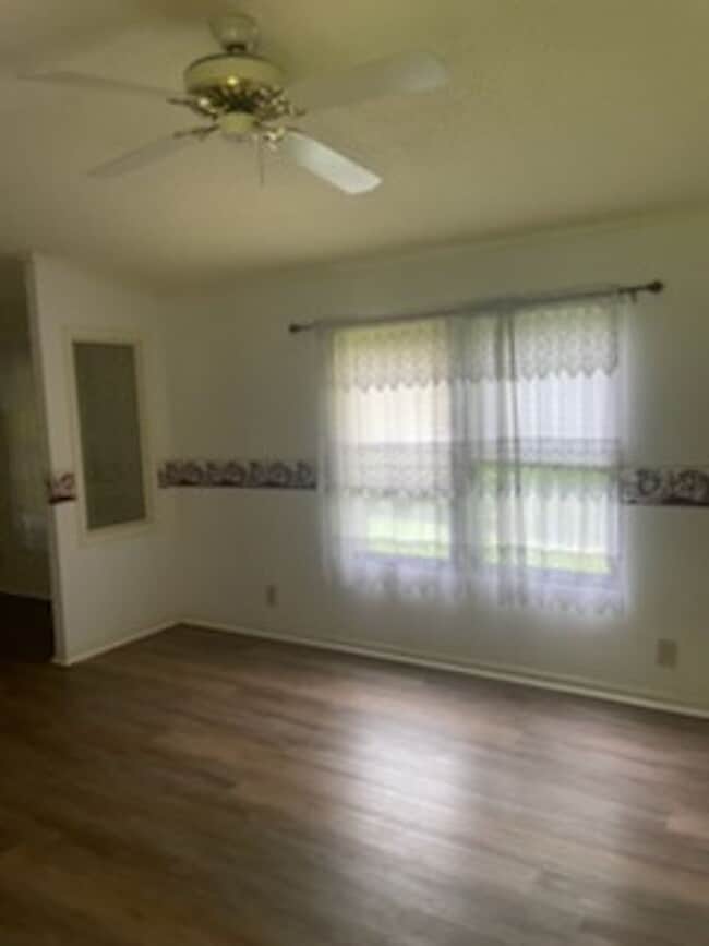 Building Photo - Two Bedroom Mobile Home in Quiet Setting