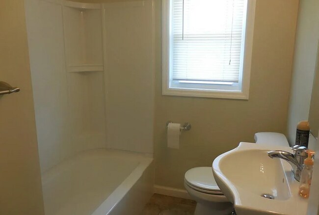 Building Photo - 20 Bauer Ln