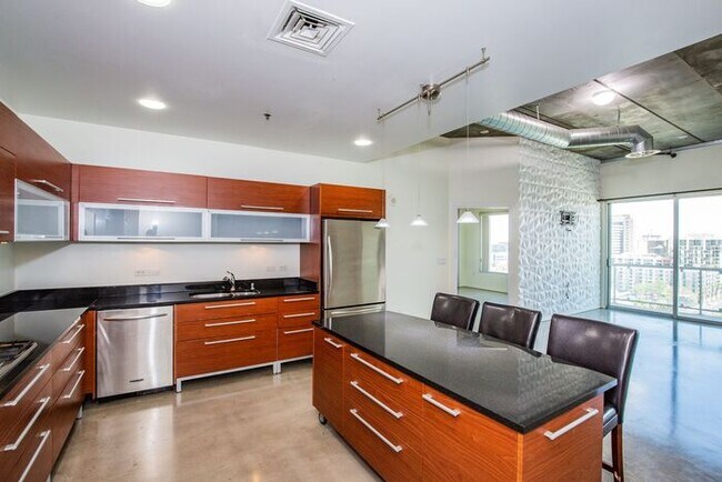 Building Photo - Stunning Modern 2Bdm 1Ba High-Rise Condo L...