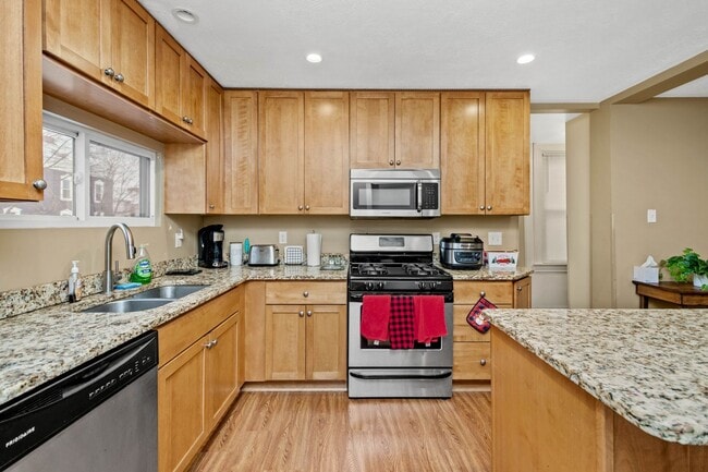 Building Photo - 131 Ulysses St