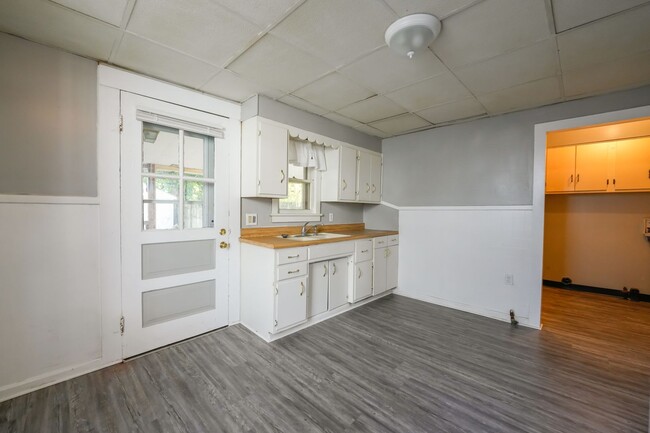 Building Photo - 2 bedroom 1 bath house with a garage in do...