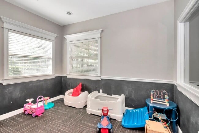 Building Photo - Remodeled and Upgraded -2nd Floor - 1 Bed 1 Bath Condo For Lease