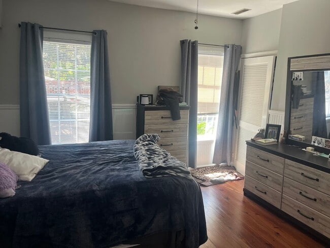 Building Photo - Available 6/9. Great 2 BR/1 BA Apartment A...