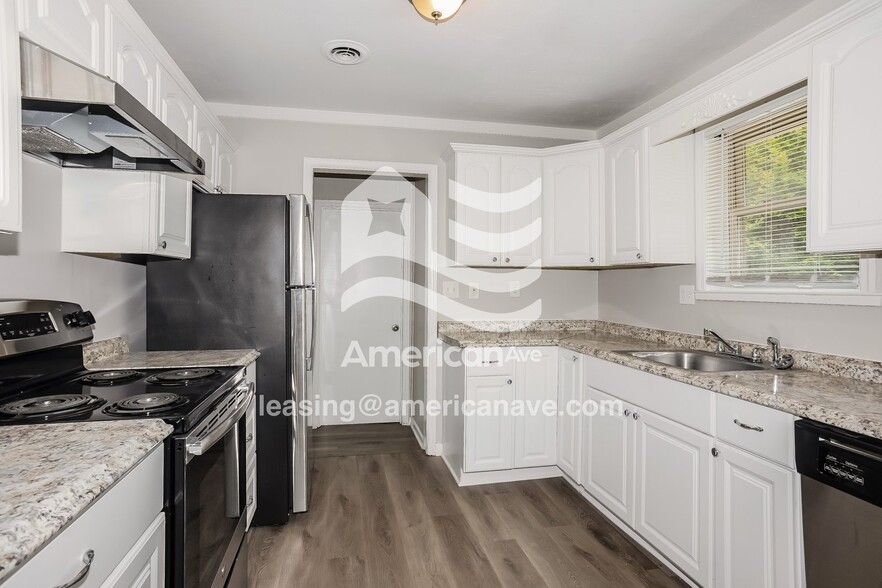 Building Photo - 3429 Kensington Dr S
