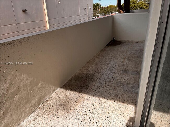 Building Photo - 928 SW 30th Ave