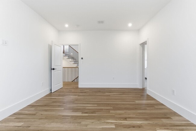 Building Photo - 82 Louise Rd