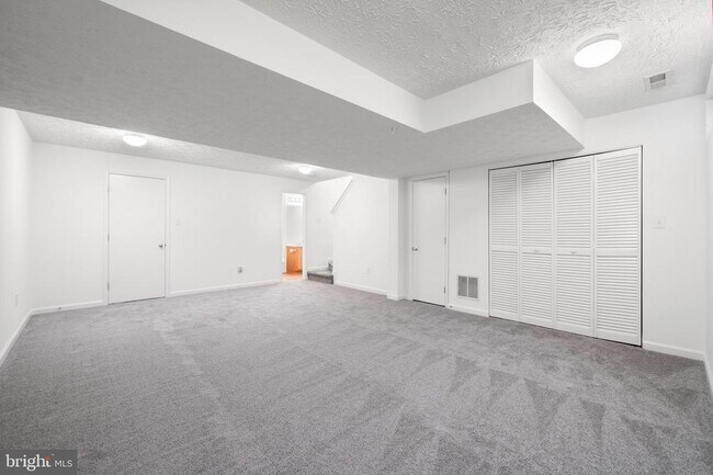 Building Photo - 14 Gemstone Ct