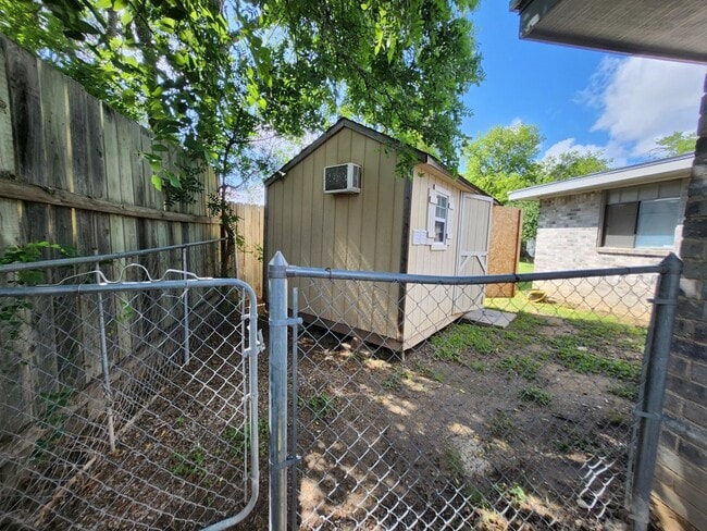 Building Photo - 907 Barry Dr