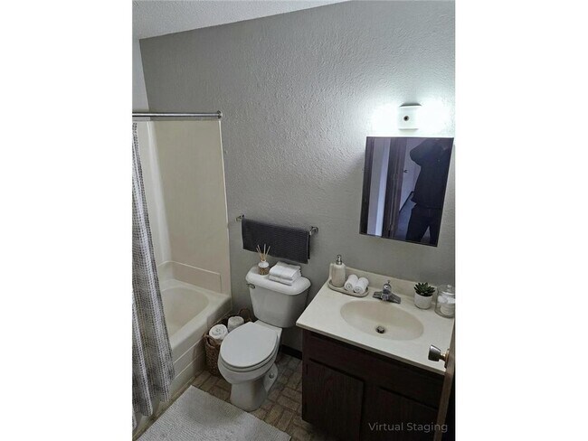 Building Photo - 10 12th Ave NE