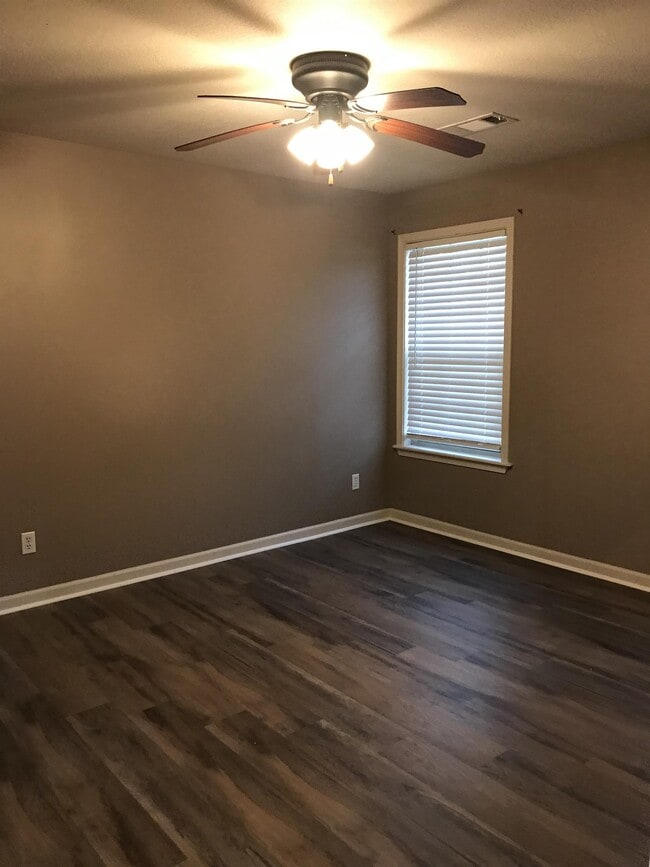 Building Photo - 1405 S 12th St