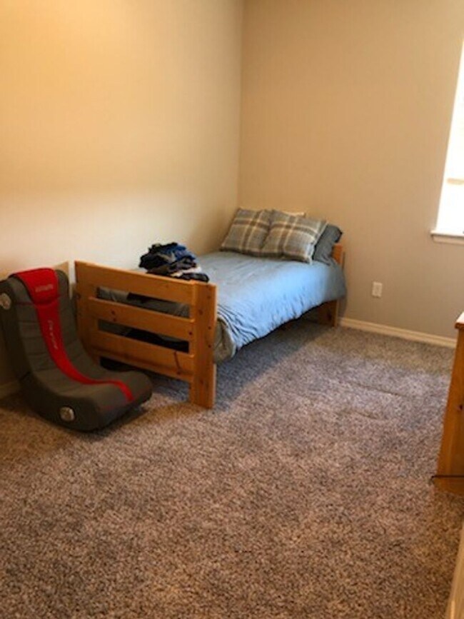 Building Photo - Beautiful 3 bed, 3 bath Townhome in West W...