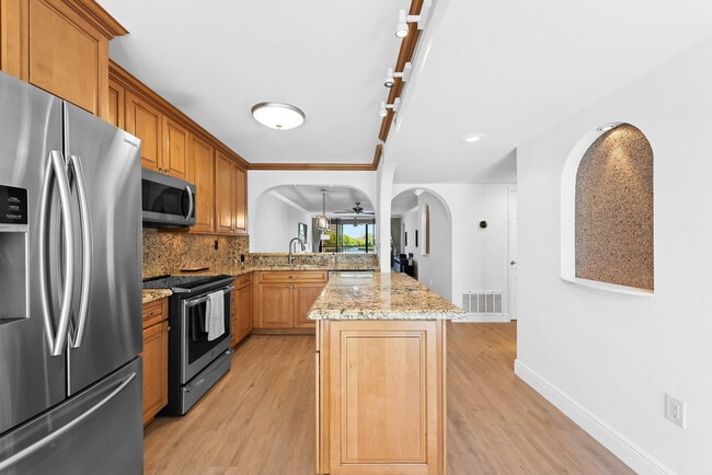 Building Photo - 1100 SE 5th Ct