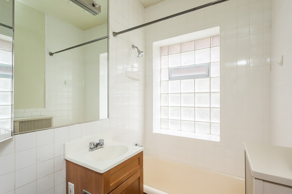 Building Photo - 2328 N Lincoln Park W