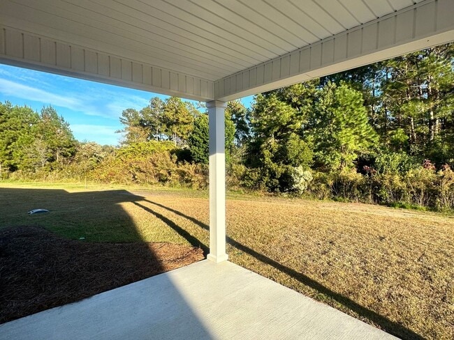 Building Photo - LOCATION, LOCATION, LOCATION! 10 Minutes f...