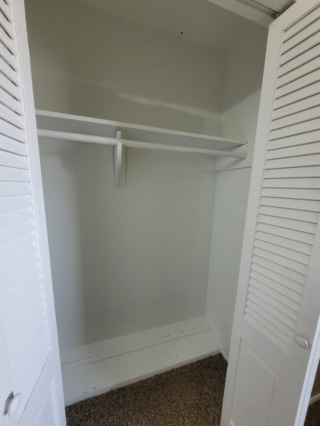 Building Photo - 4 bed 1.5 bath move in ready