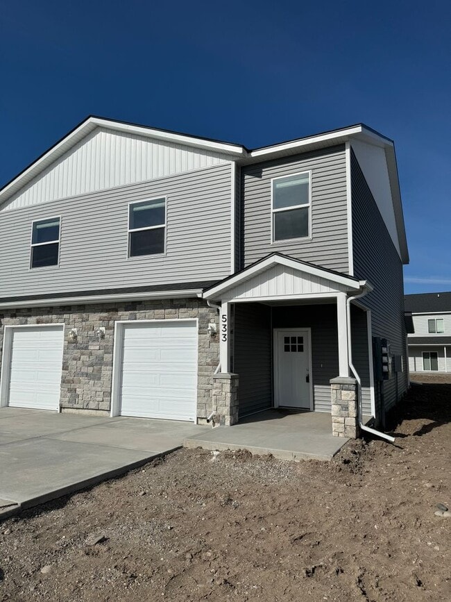 Building Photo - Modern 2-Story Town Home for Rent in Sugar...