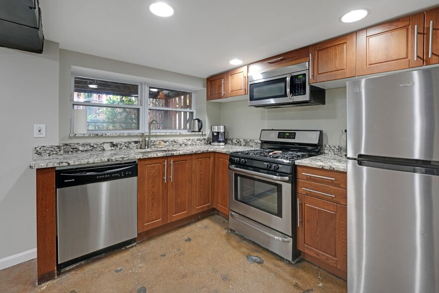 Building Photo - 520 Lamont St NW