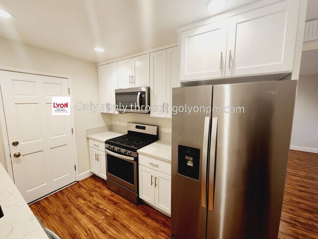 Building Photo - Beautifully Renovated Halfplex