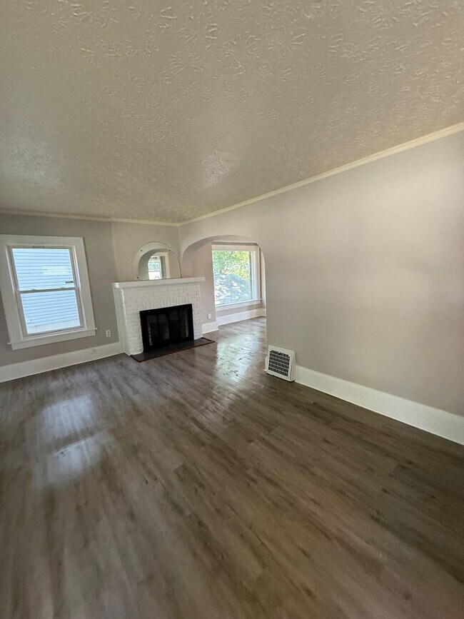 Building Photo - Coming Soon! Section 8 Accepted! Newly Ren...