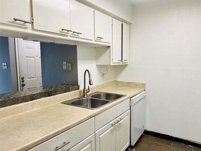 Building Photo - 2800 Jeanetta St