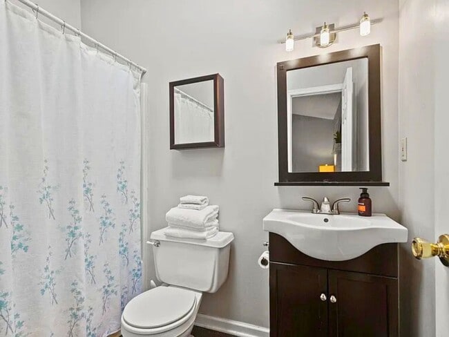 Building Photo - 1032 Summit Dr