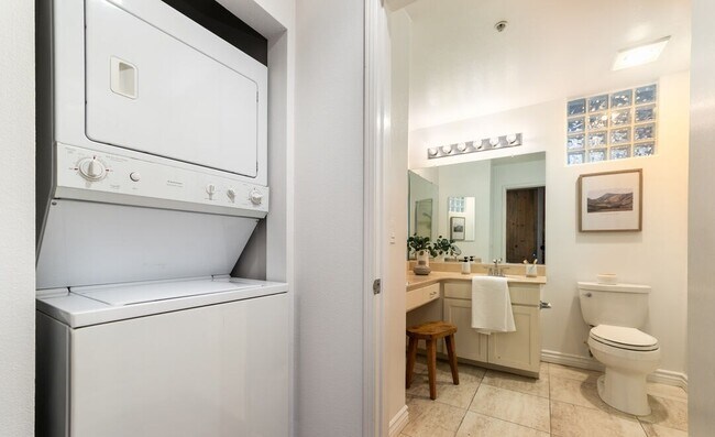 Building Photo - 4060 Glencoe Ave