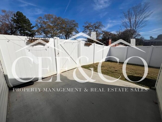 Building Photo - Spacious Townhome available in Spartanburg's East Side