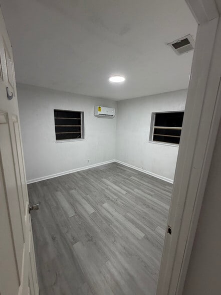 Building Photo - 4015 Silver Sands Rd