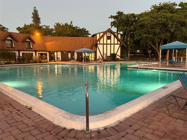 Building Photo - 3750 Inverrary Dr