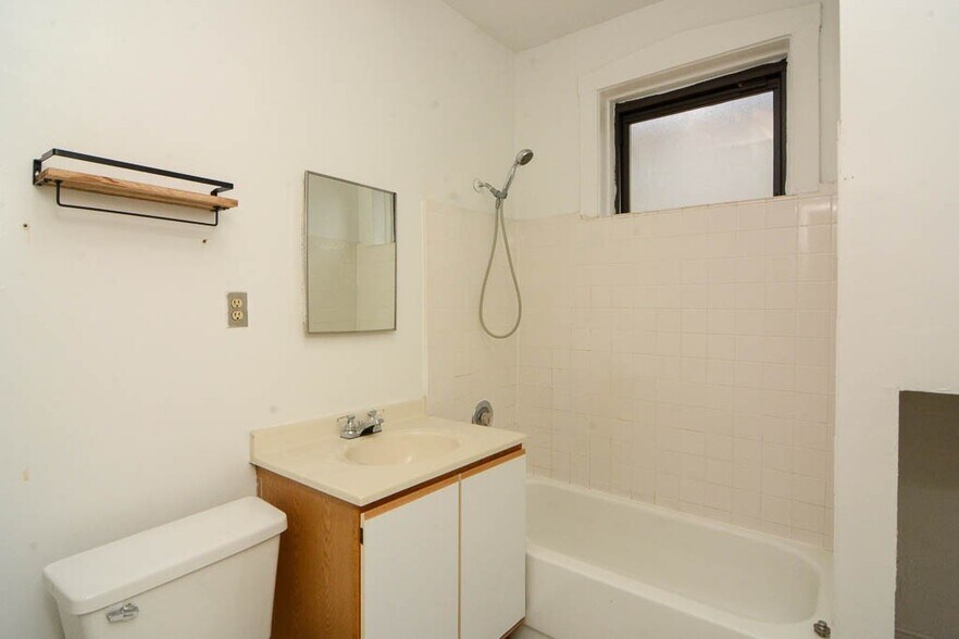 Building Photo - 834 W Waveland Ave