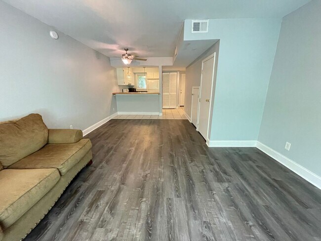 Building Photo - Updated 2br 2ba End Unit in Chancellor Squ...