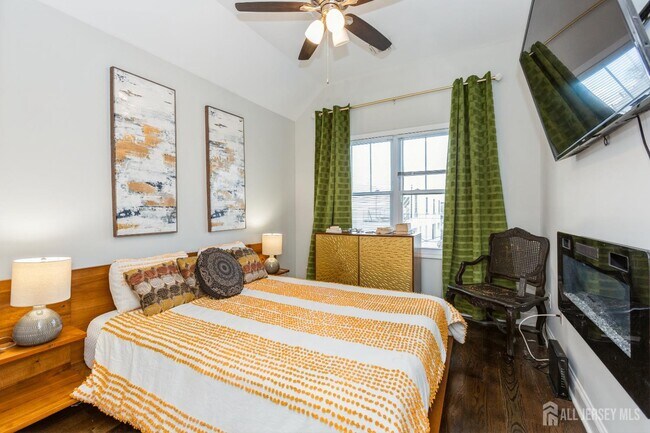 Building Photo - 45 Miller St