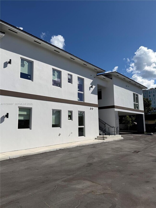 Building Photo - 210 SE 10th St