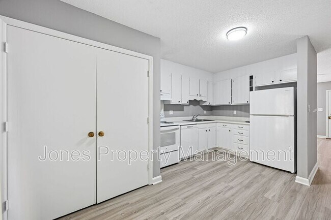 Building Photo - 905 Chimneys Ln