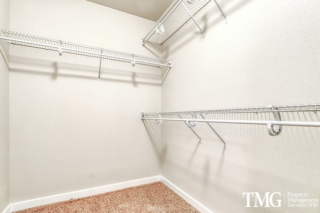 Building Photo - 3 Bedroom/2.5 Bath With Fenced Backyard, W/D Included, and AC!
