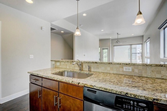 Building Photo - 304 W Alpine Rd