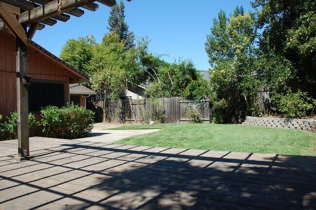 Building Photo - 4 bed 2 bath 3 car in Roseville