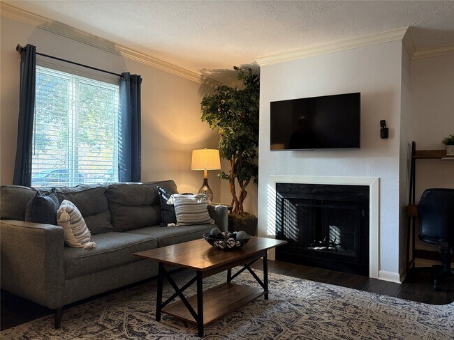 Building Photo - 732 Memorial Mews St