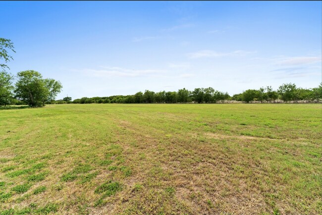 Building Photo - Updated 3-Bed, 2-Bath Home on Private Road...