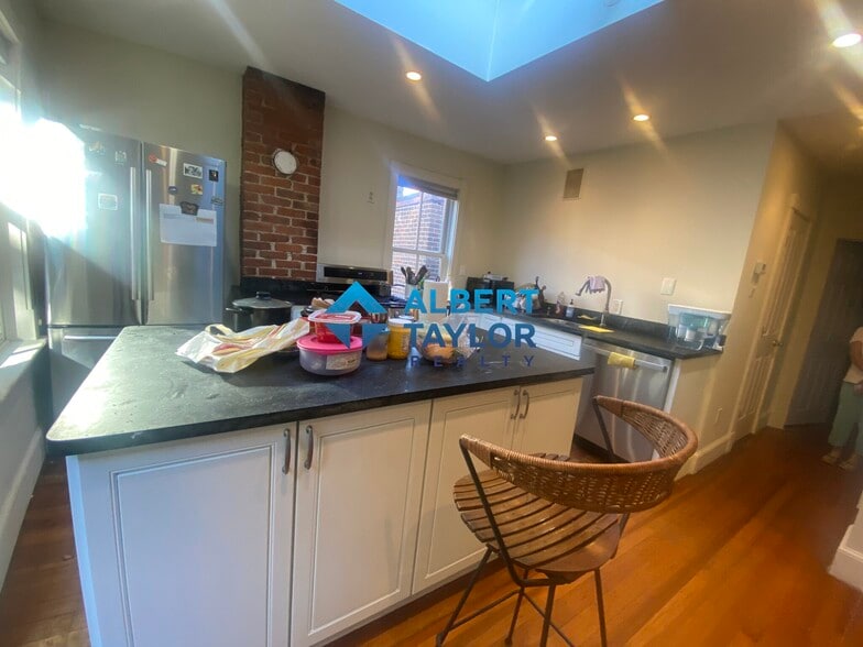 Building Photo - 151 Highland St