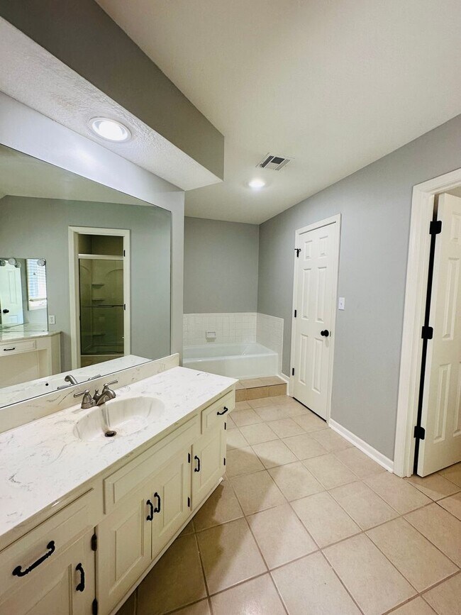Building Photo - {10709}  Spacious Overland Park Duplex + T...