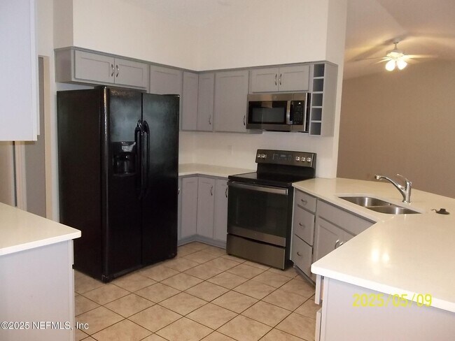Building Photo - 255 Leatherleaf Dr